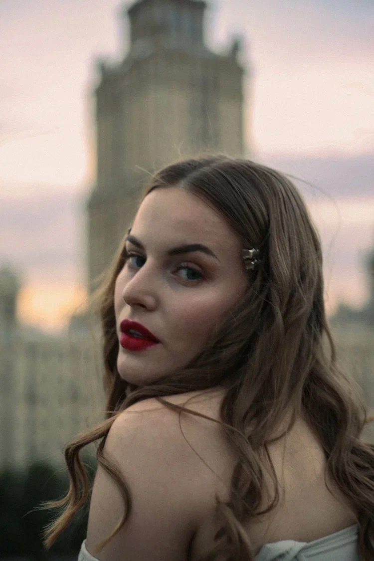 голливудский Макияж для вечернего выхода с акцентом на контур губ