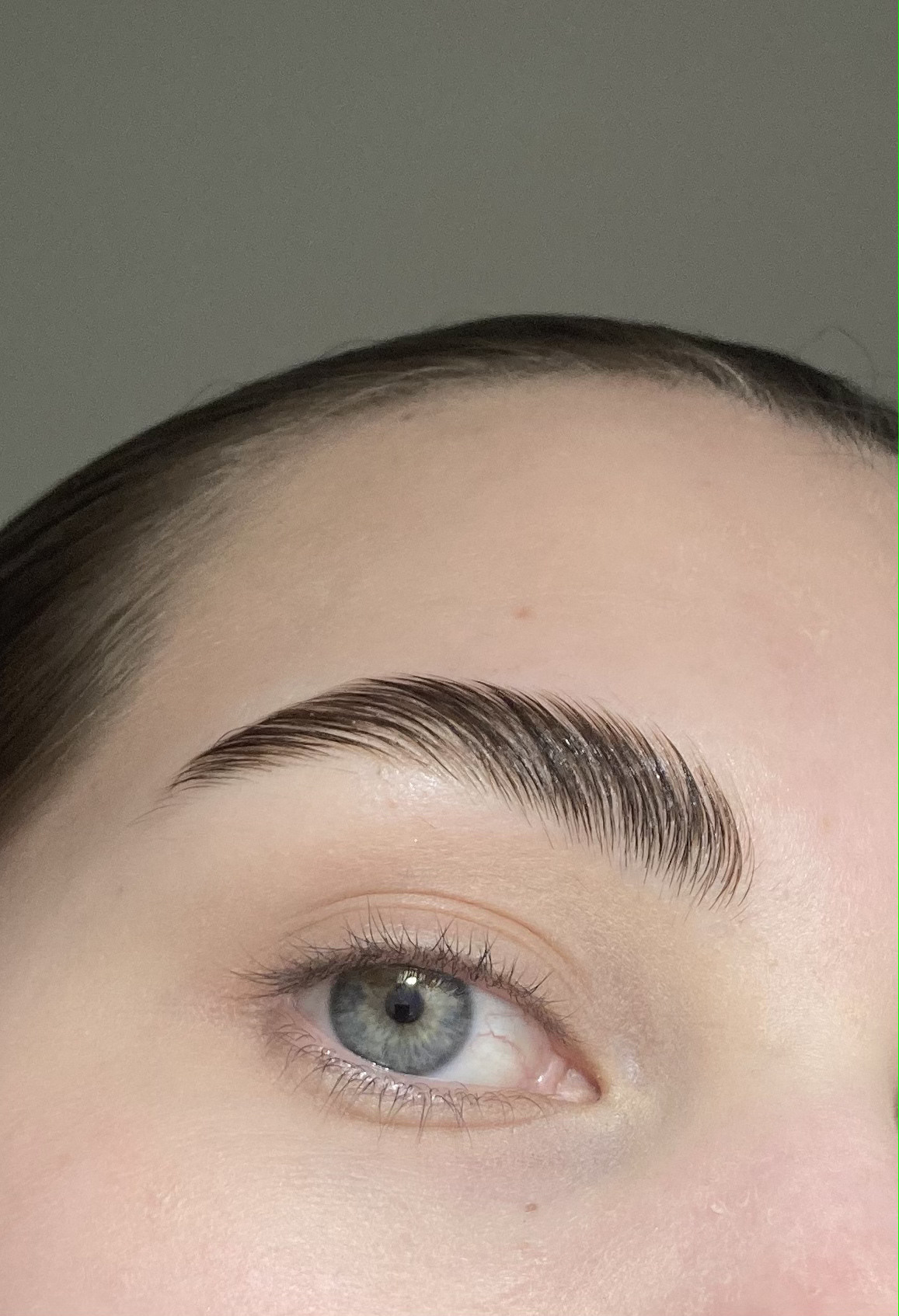 брови с выразительными стрелками и аккуратными изгибами, что делает взгляд интригующим и сексуальным