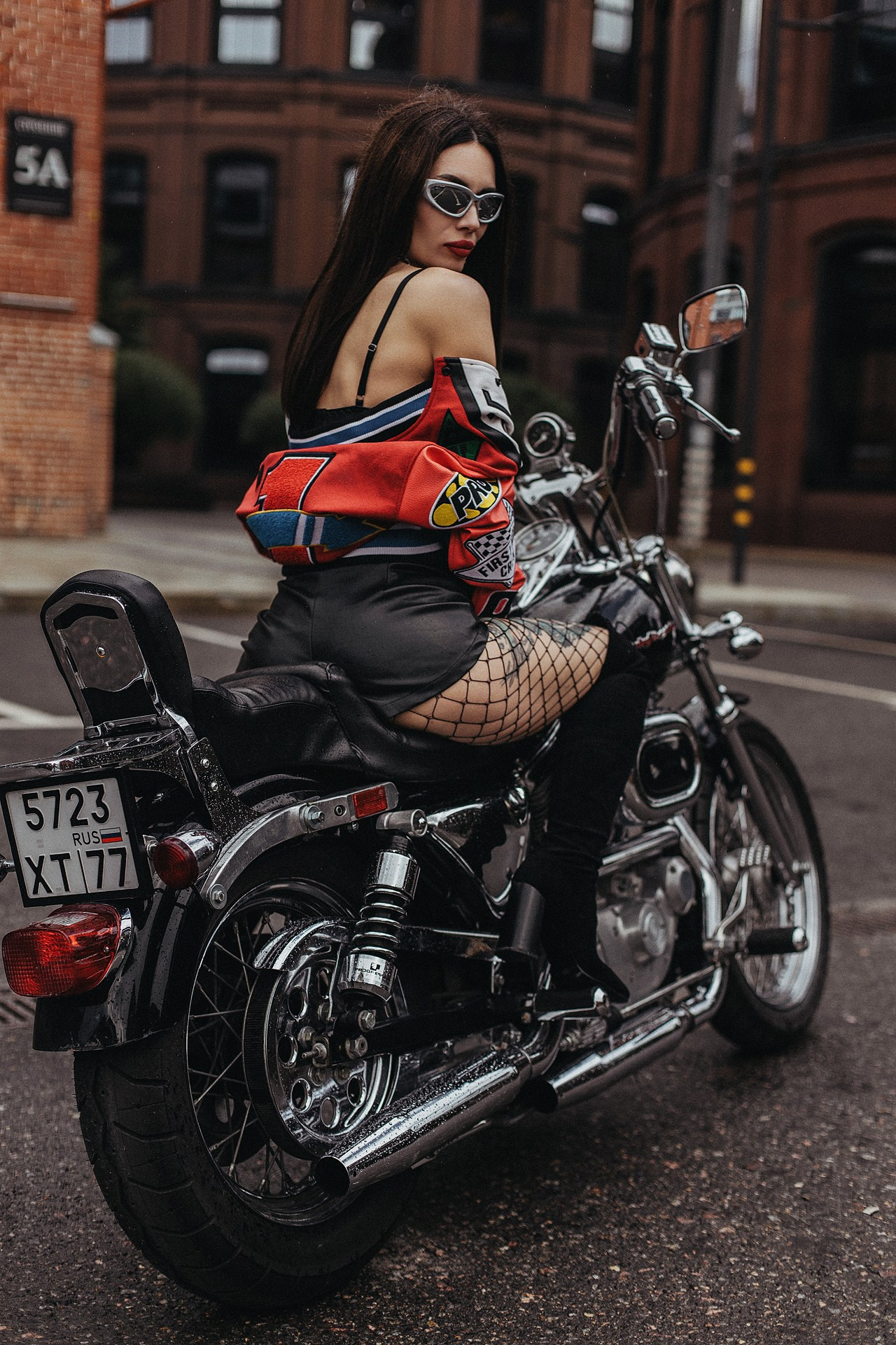 Фотосессия с байком на парковке. Семейный и детский фотограф в Москве Артём Жигурс