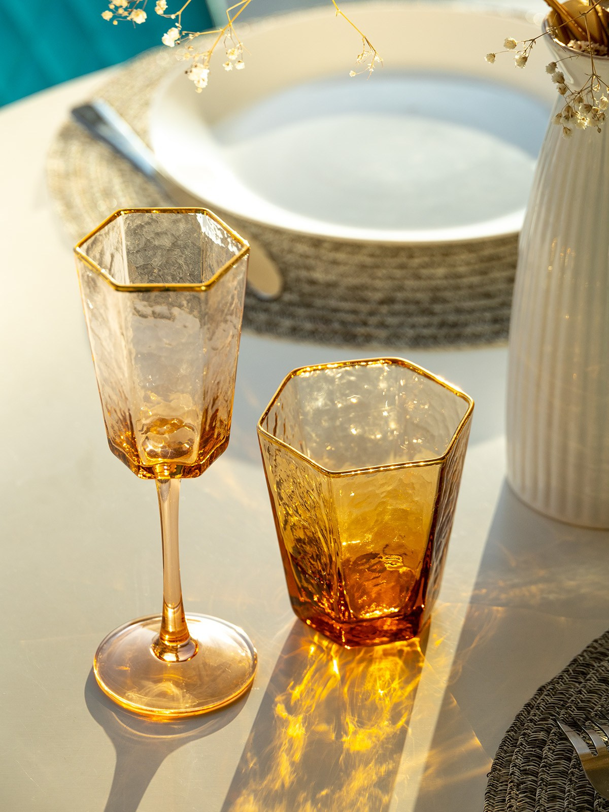 Янтарные бокалы на столе в интерьере | Фото для карточки Ozon