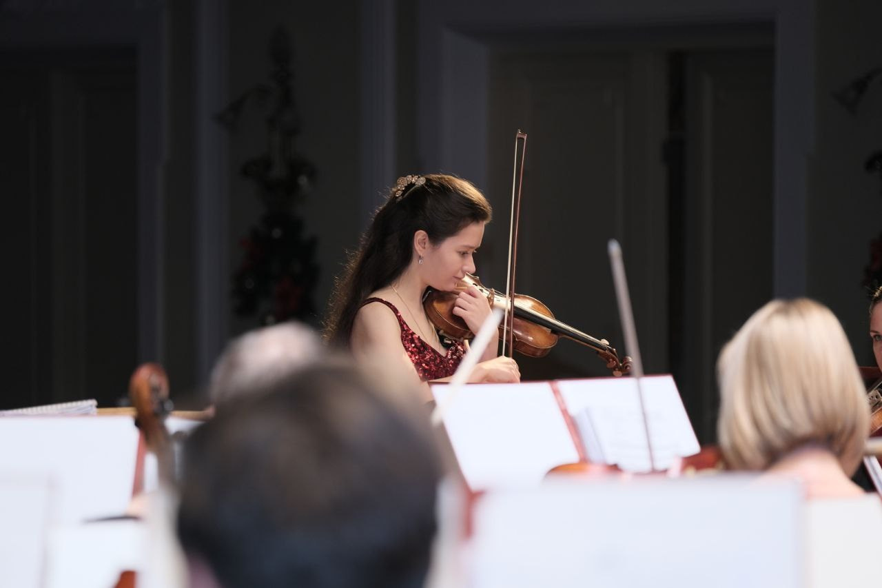 На сцене. Скрипачка Анна Савкина