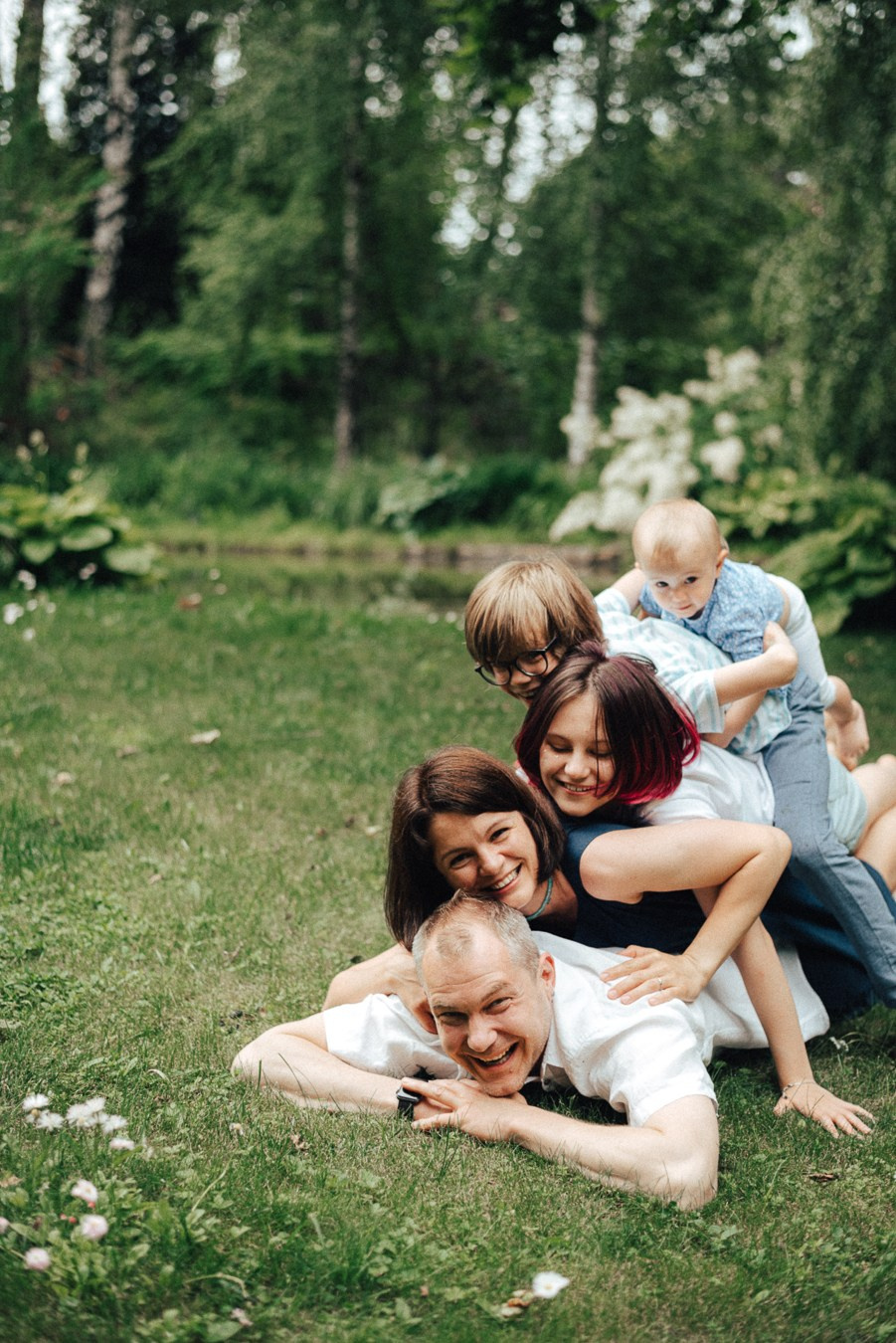 Коля, Ксюша, Саша, Андрей, Кира и бабушки | на даче