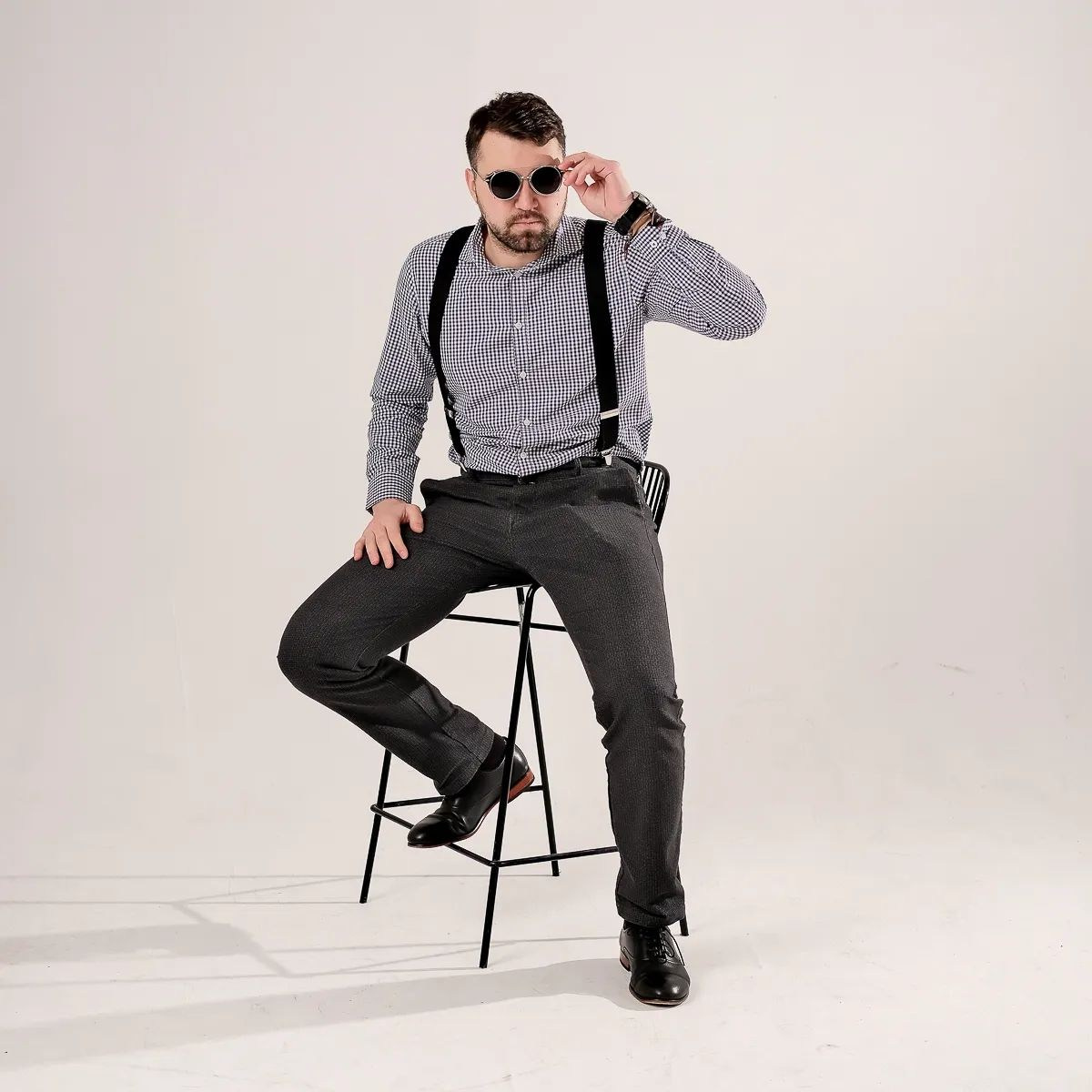 Съемка в студии для рекламы мужской одежды