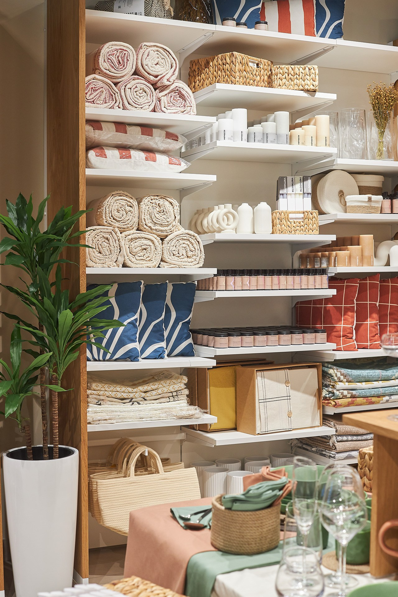 Интерьер магазина Уютности в ТЦ Охта Молл. Фотосъемка интерьеров в Санкт-Петербурге. Интерьерный фотограф Максим Николаев