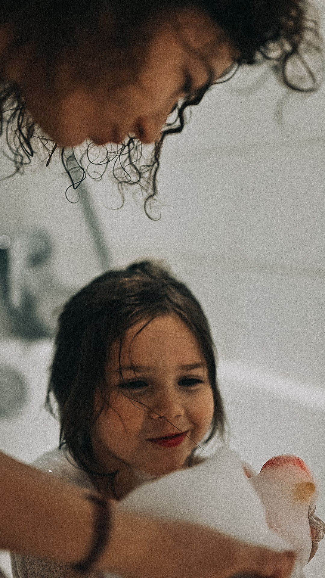 Элиза купается в ванне. Семейный фотограф в Москве Дарья Пузикова