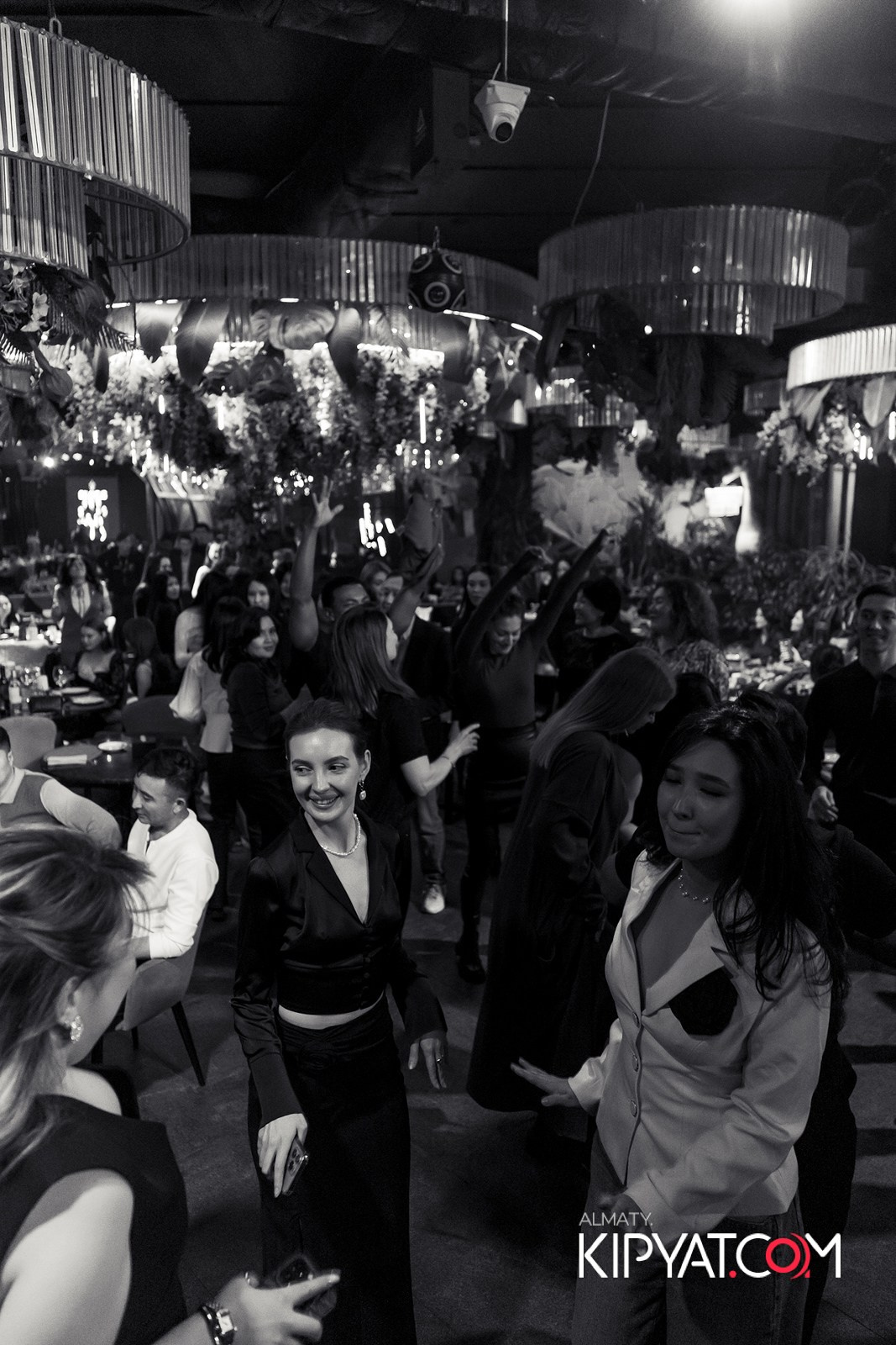 FRIENDS BAR & TERRACE. КИПЯТКОМ АЛМАТЫ!