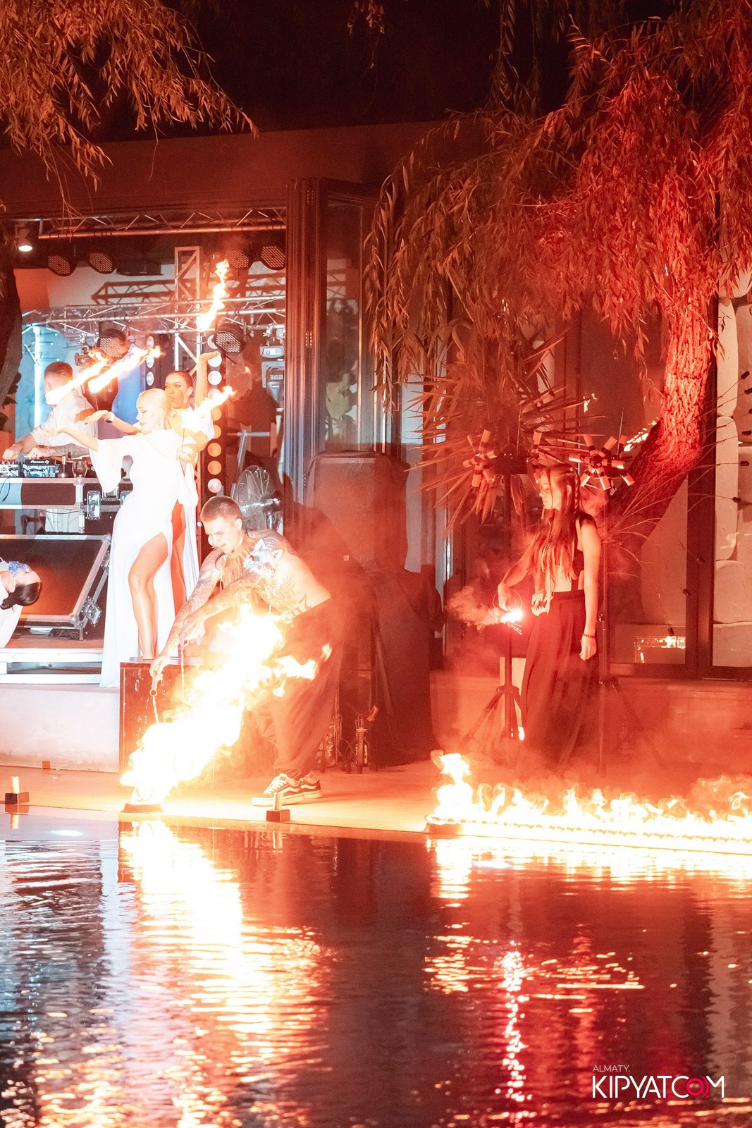 EDEN POOL & BAR. КИПЯТКОМ АЛМАТЫ!