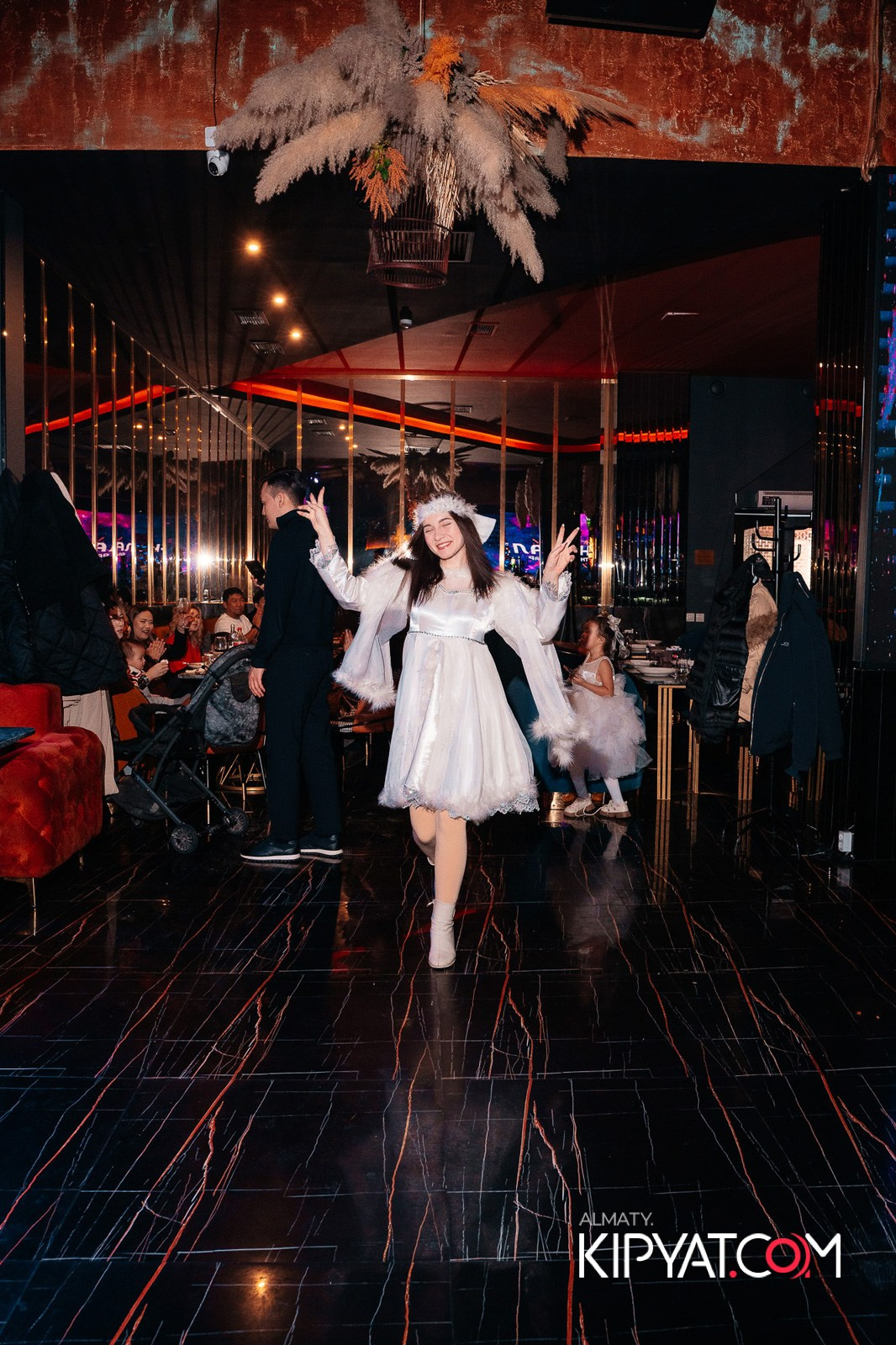 БАР ПАНАЕХАЛИ НА ТОЛЕ БИ. КИПЯТКОМ АЛМАТЫ!