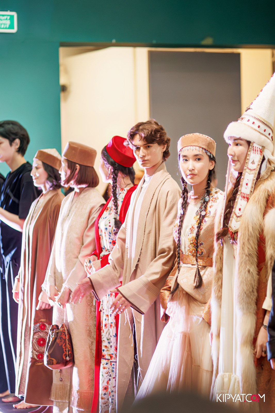 FASHION ПОКАЗ, КАЗАХСКОЙ НАЦИОНАЛЬНОЙ ОДЕЖДЫ. КИПЯТКОМ АЛМАТЫ!