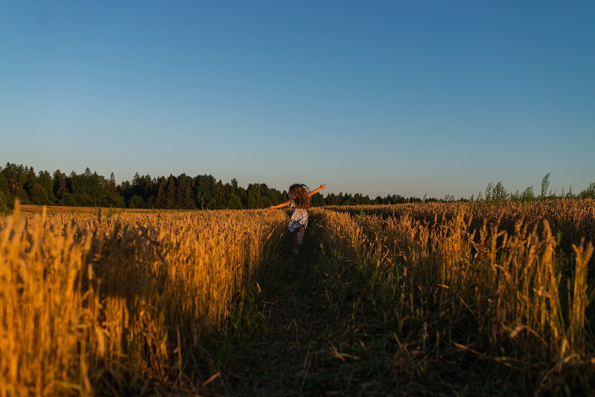Поле, закат и наши улыбки. Фотограф Мария Ковкова