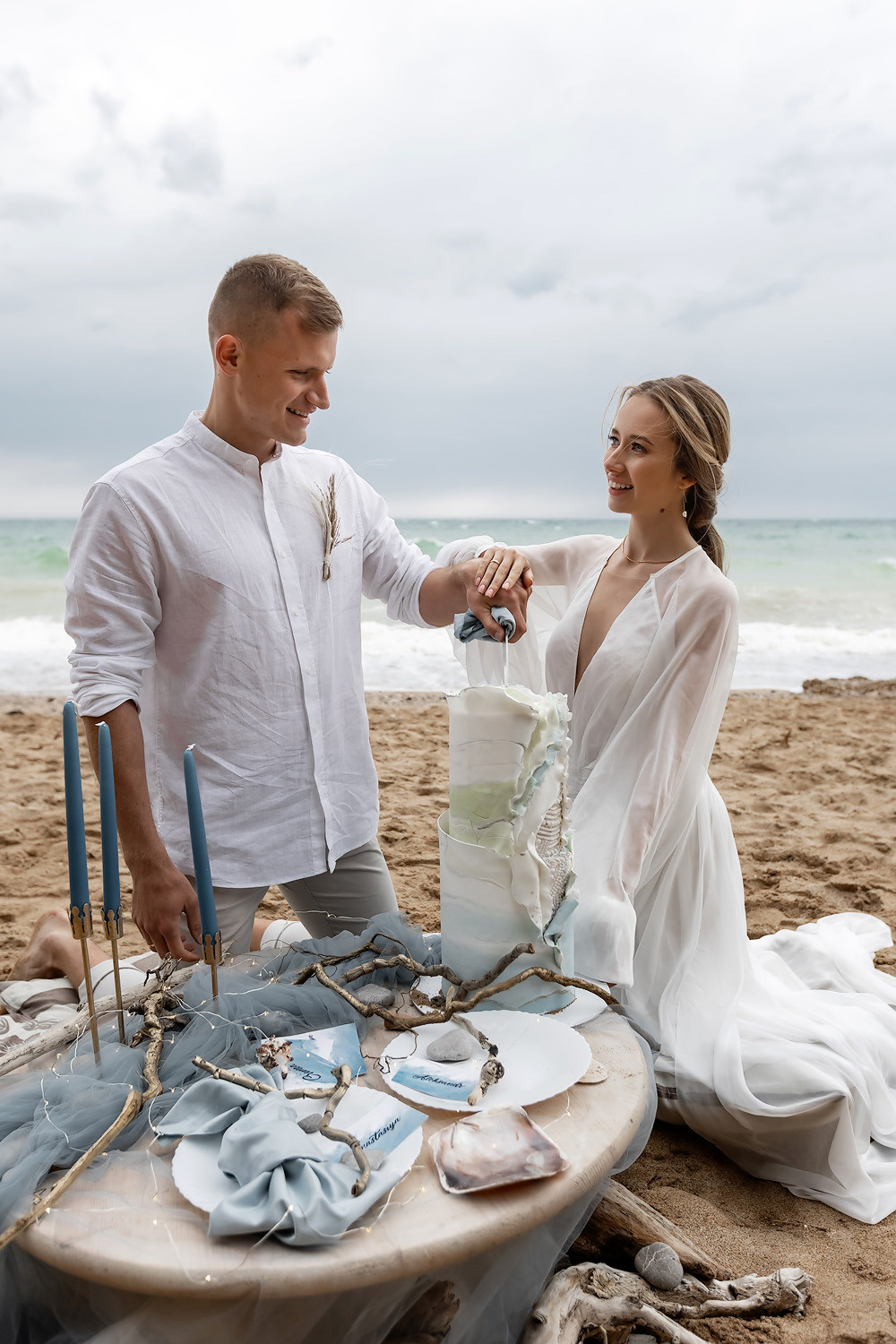 Свадебная выездная церемония и фотосессия на берегу моря. Свадебный фотограф, фотосъемка в Крыму, Севастополе, Симферополе, Ялте