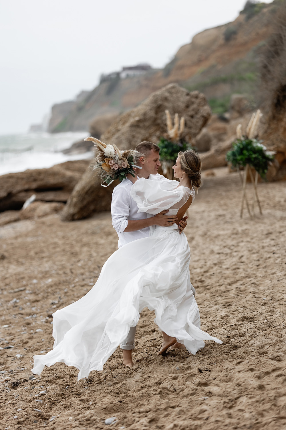 Свадебная выездная церемония и фотосессия на берегу моря. Свадебный фотограф, фотосъемка в Крыму, Севастополе, Симферополе, Ялте