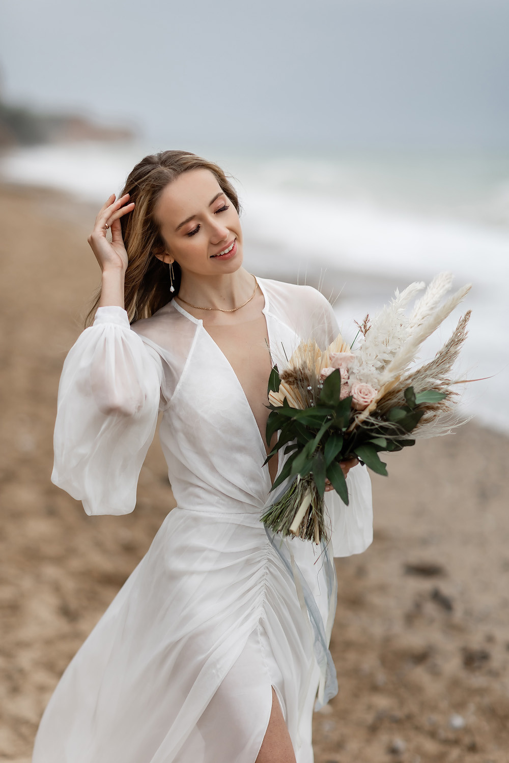 Свадебная выездная церемония и фотосессия на берегу моря. Свадебный фотограф, фотосъемка в Крыму, Севастополе, Симферополе, Ялте