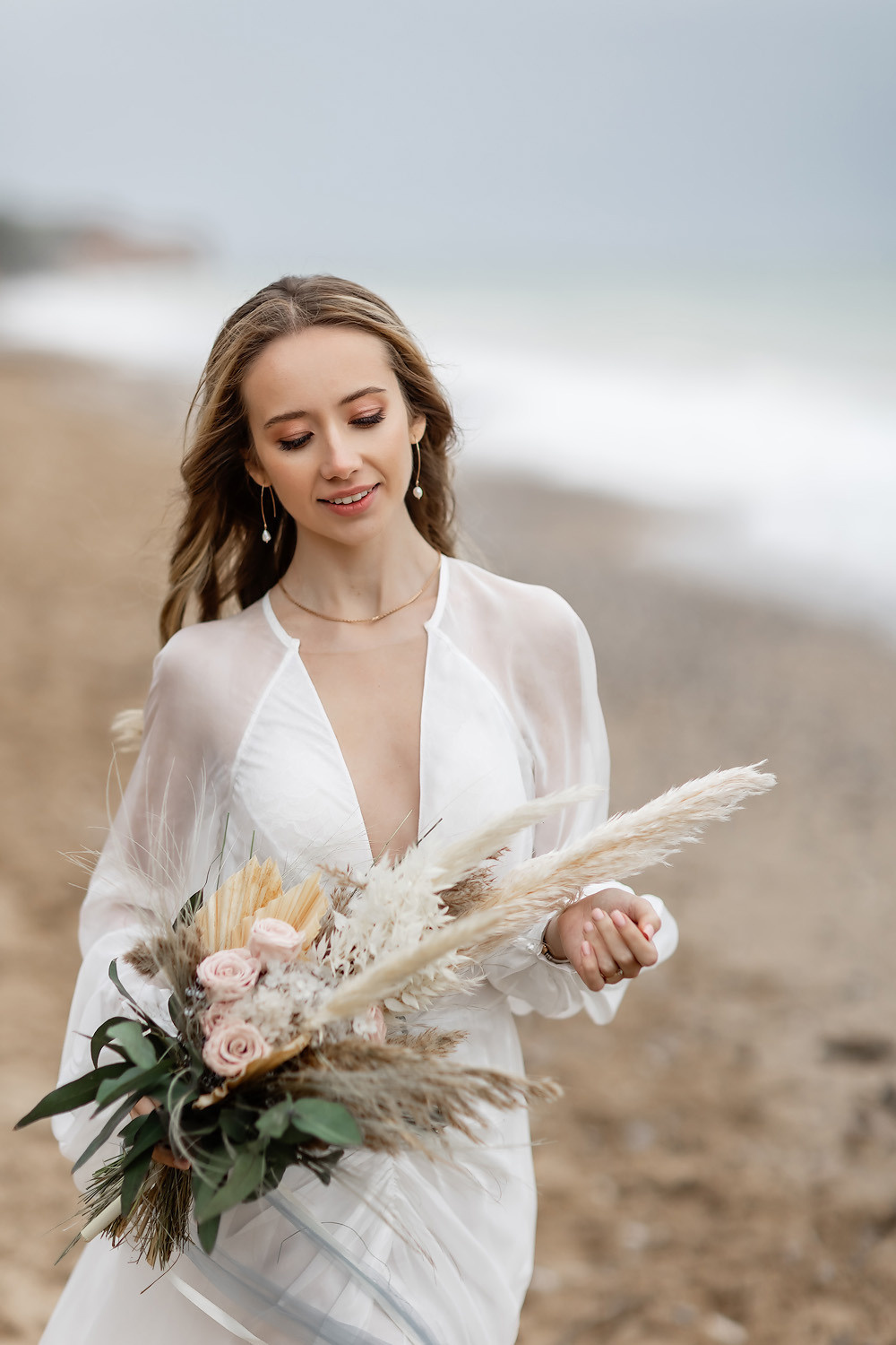 Свадебная выездная церемония и фотосессия на берегу моря. Свадебный фотограф, фотосъемка в Крыму, Севастополе, Симферополе, Ялте