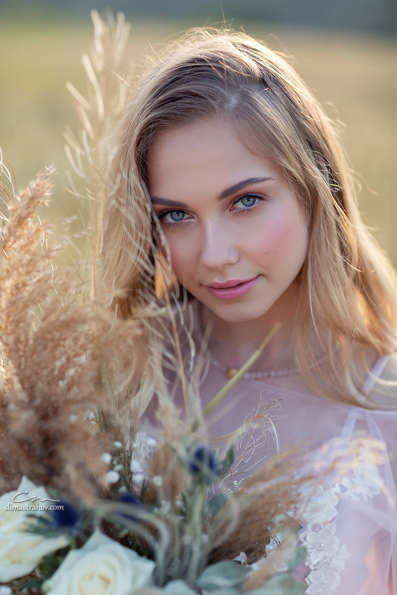 Свадебная фотосессия в Балаклаве с лошадью на природе. Свадебный фотограф, фотосъемка в Крыму, Севастополе, Симферополе, Ялте