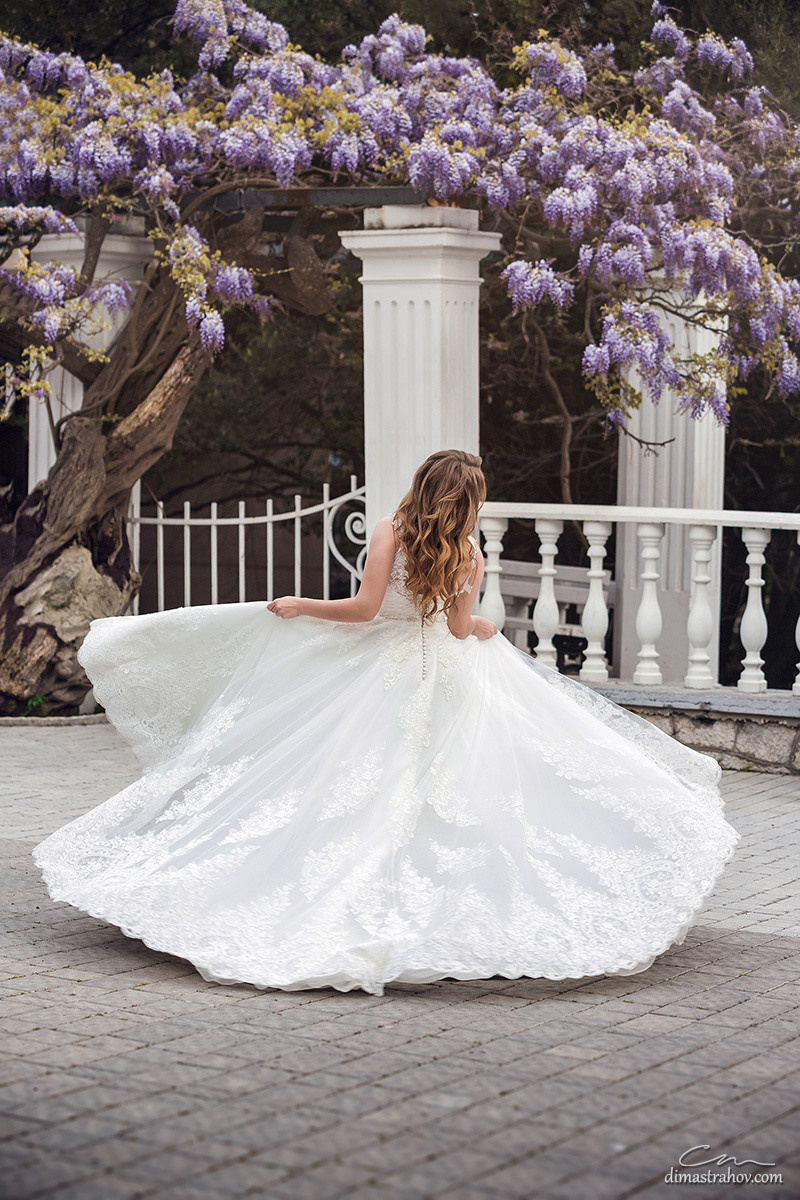 Свадебная фотосессия Ромы и Даши в глицинии. Свадебный фотограф, фотосъемка в Крыму, Севастополе, Симферополе, Ялте