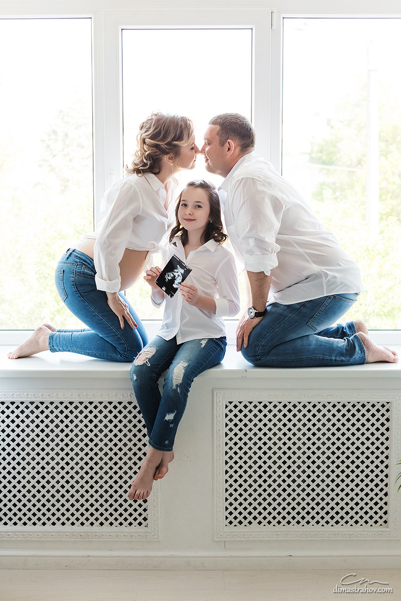 Семейная фотосессия в ожидании Чуда в студии. Свадебный фотограф, фотосъемка в Крыму, Севастополе, Симферополе, Ялте