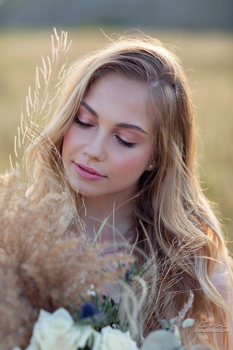 Свадебная фотосессия в Балаклаве с лошадью на природе. Свадебный фотограф, фотосъемка в Крыму, Севастополе, Симферополе, Ялте