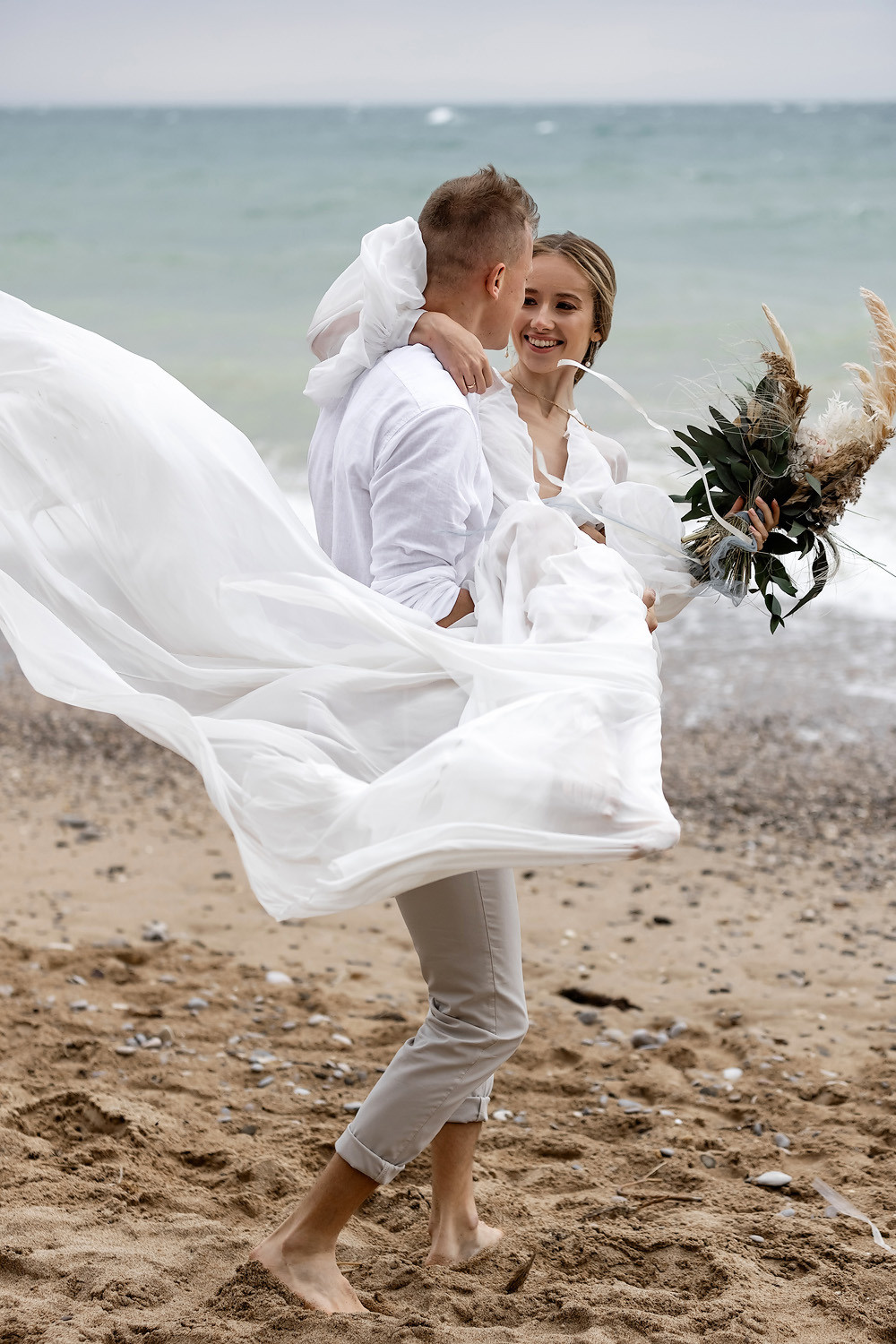 Свадебная выездная церемония и фотосессия на берегу моря. Свадебный фотограф, фотосъемка в Крыму, Севастополе, Симферополе, Ялте