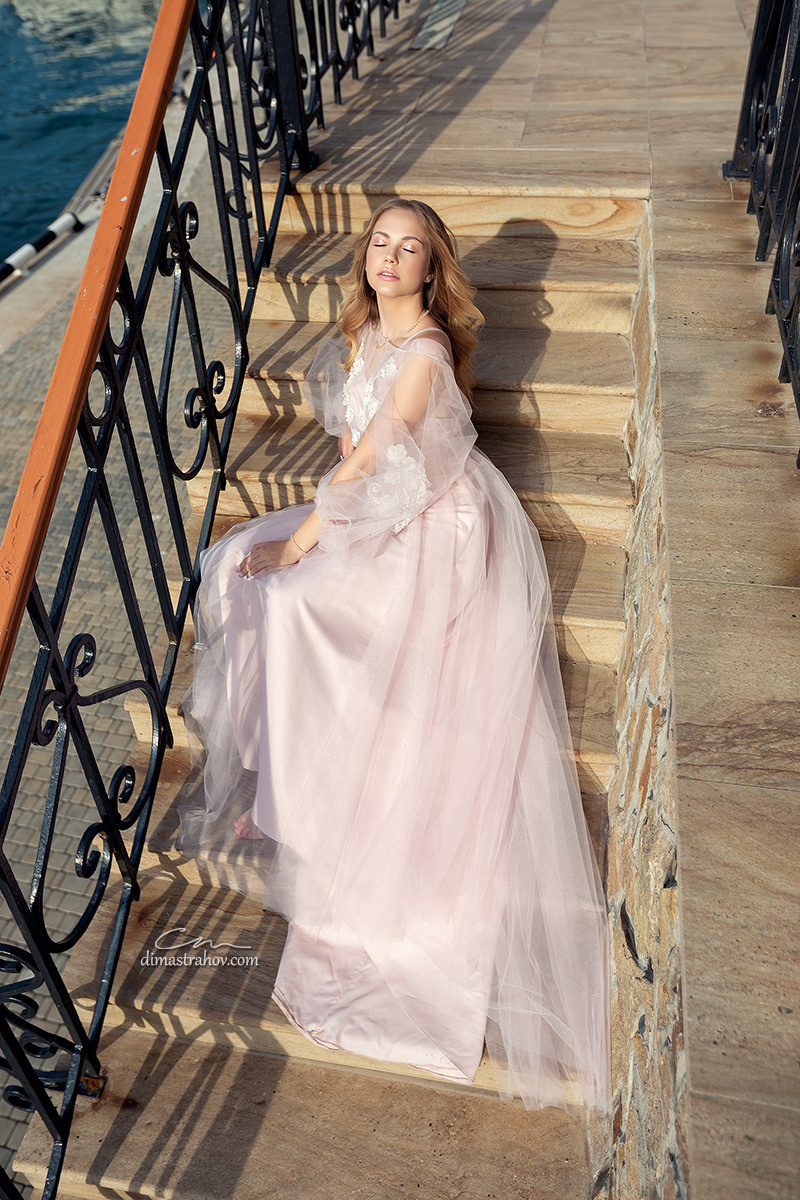 Свадебная фотосессия в Балаклаве с лошадью на природе. Свадебный фотограф, фотосъемка в Крыму, Севастополе, Симферополе, Ялте