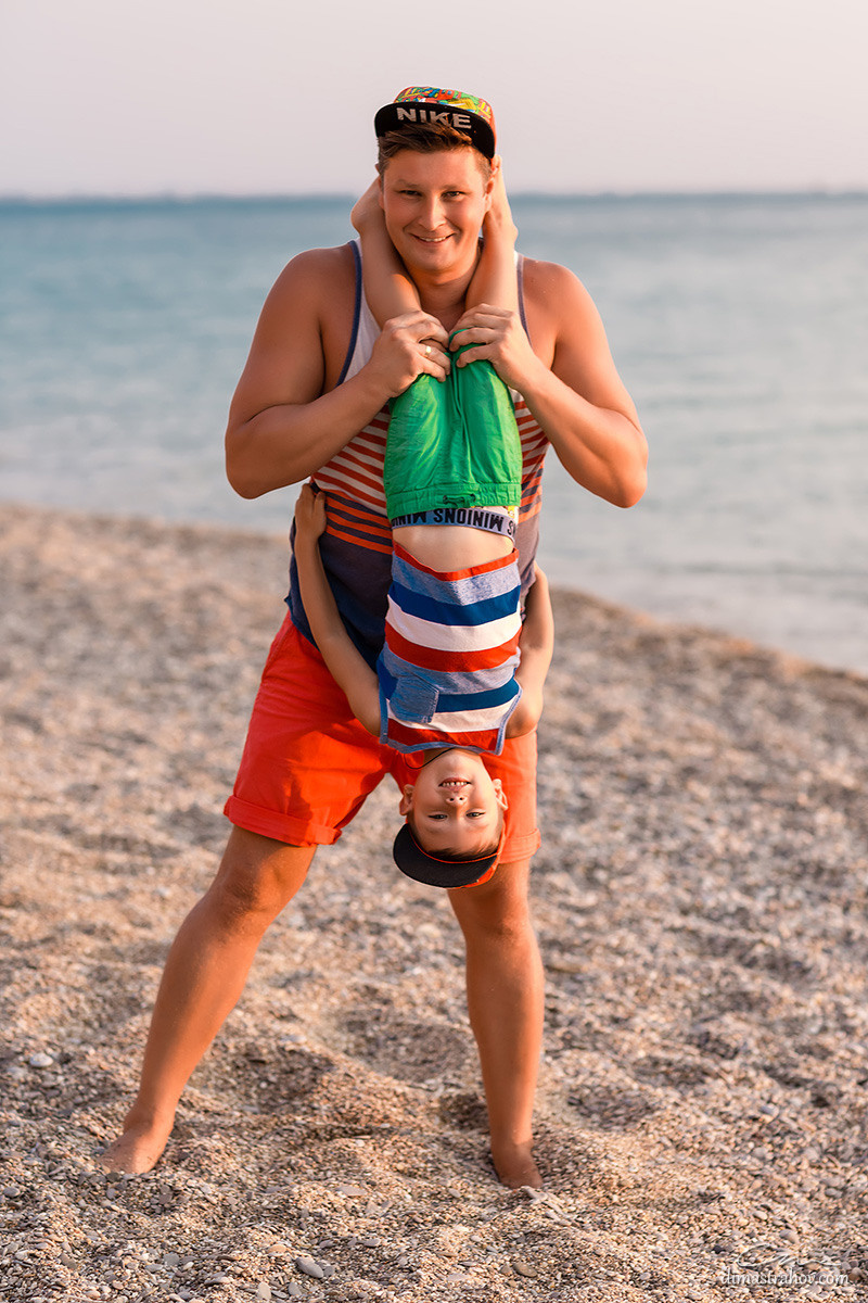 Семейная фотосессия в ожидании чуда на пляже. Свадебный фотограф, фотосъемка в Крыму, Севастополе, Симферополе, Ялте