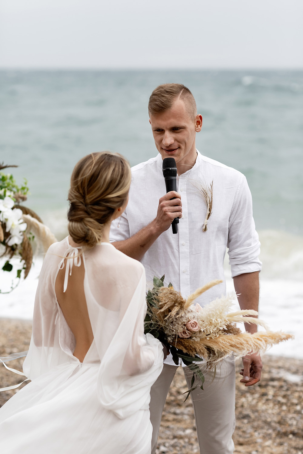 Свадебная выездная церемония и фотосессия на берегу моря. Свадебный фотограф, фотосъемка в Крыму, Севастополе, Симферополе, Ялте