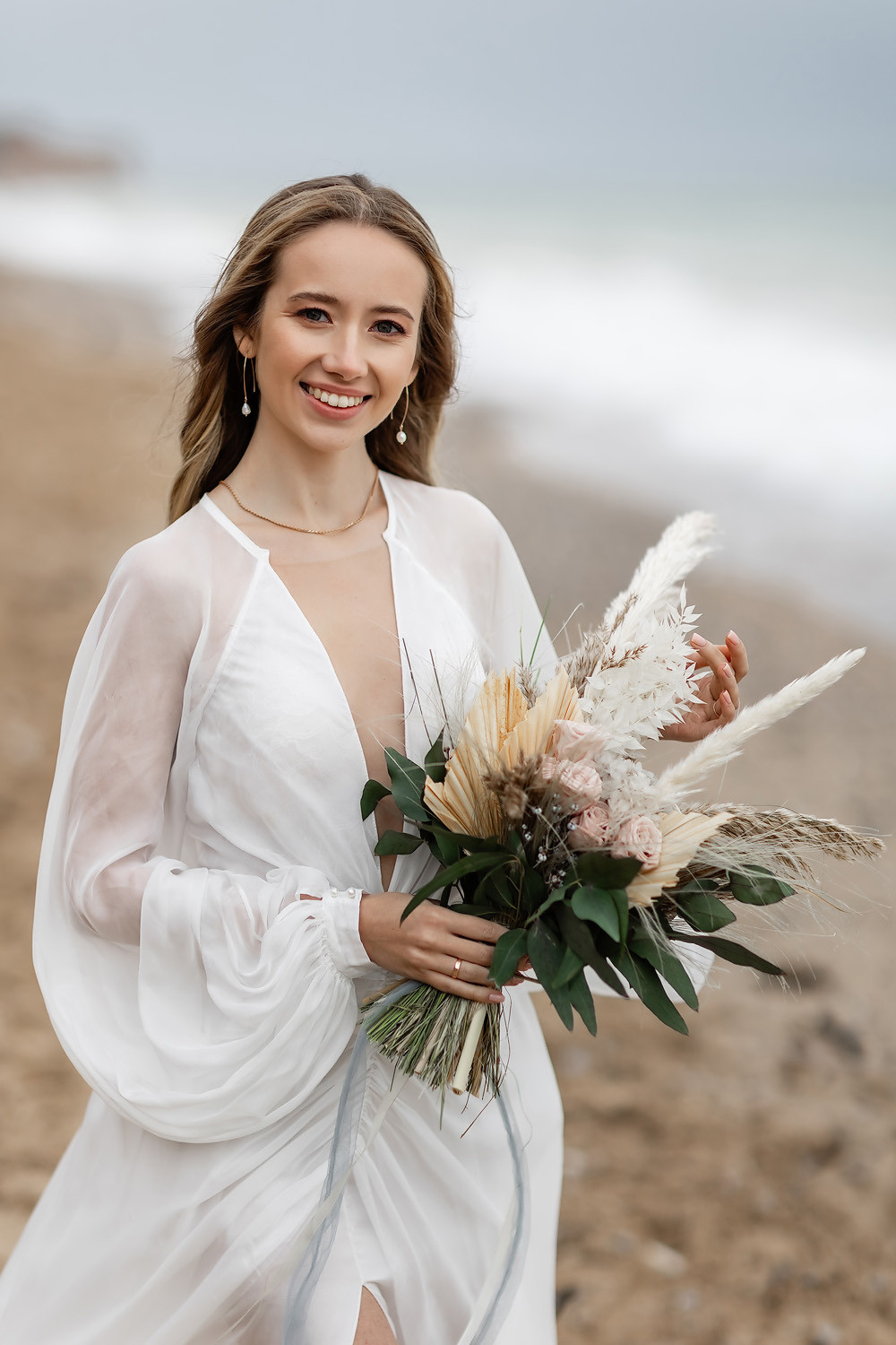 Свадебная выездная церемония и фотосессия на берегу моря. Свадебный фотограф, фотосъемка в Крыму, Севастополе, Симферополе, Ялте