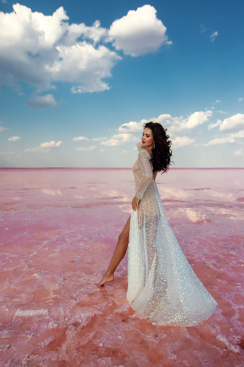Любовь. Красивая женская фотосессия на розовом озере Сасык Сиваш в Евп. Свадебный фотограф, фотосъемка в Крыму, Севастополе, Симферополе, Ялте