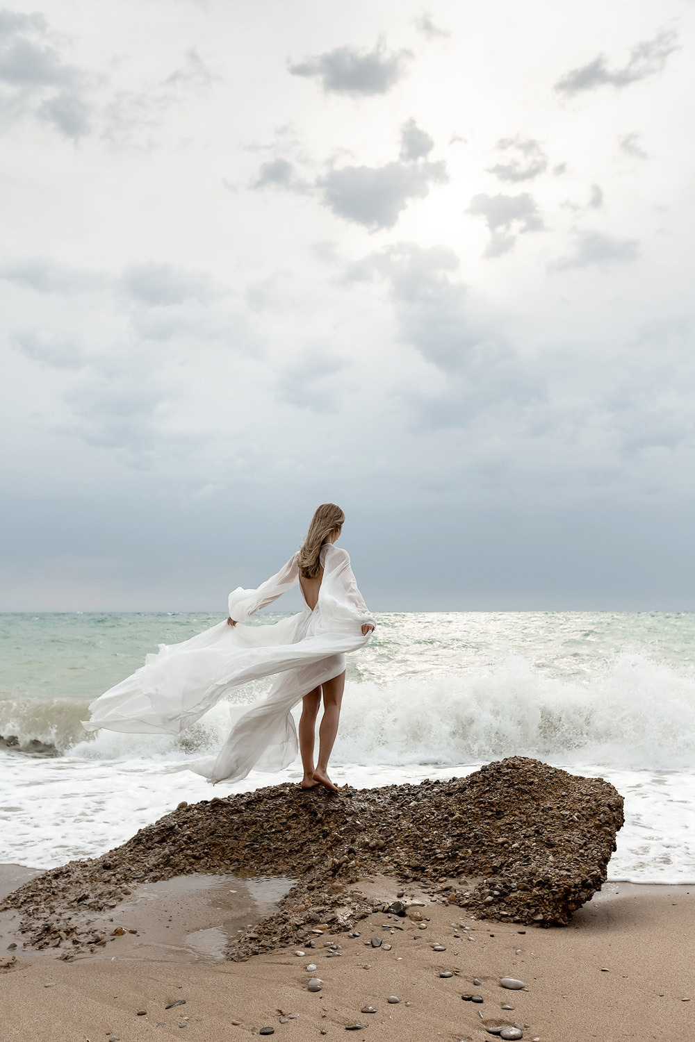 Свадебная выездная церемония и фотосессия на берегу моря. Свадебный фотограф, фотосъемка в Крыму, Севастополе, Симферополе, Ялте