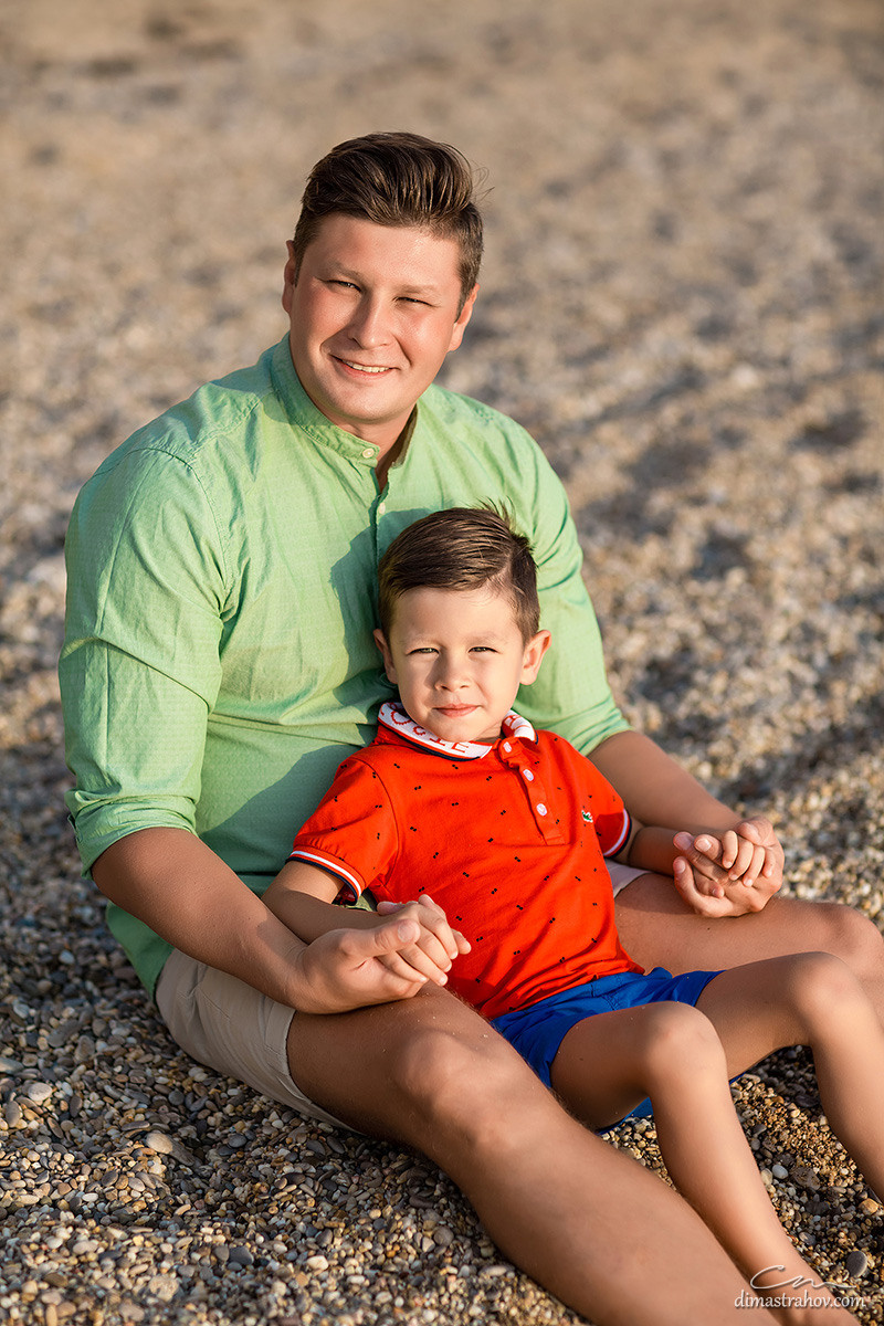 Семейная фотосессия в ожидании чуда на пляже. Свадебный фотограф, фотосъемка в Крыму, Севастополе, Симферополе, Ялте