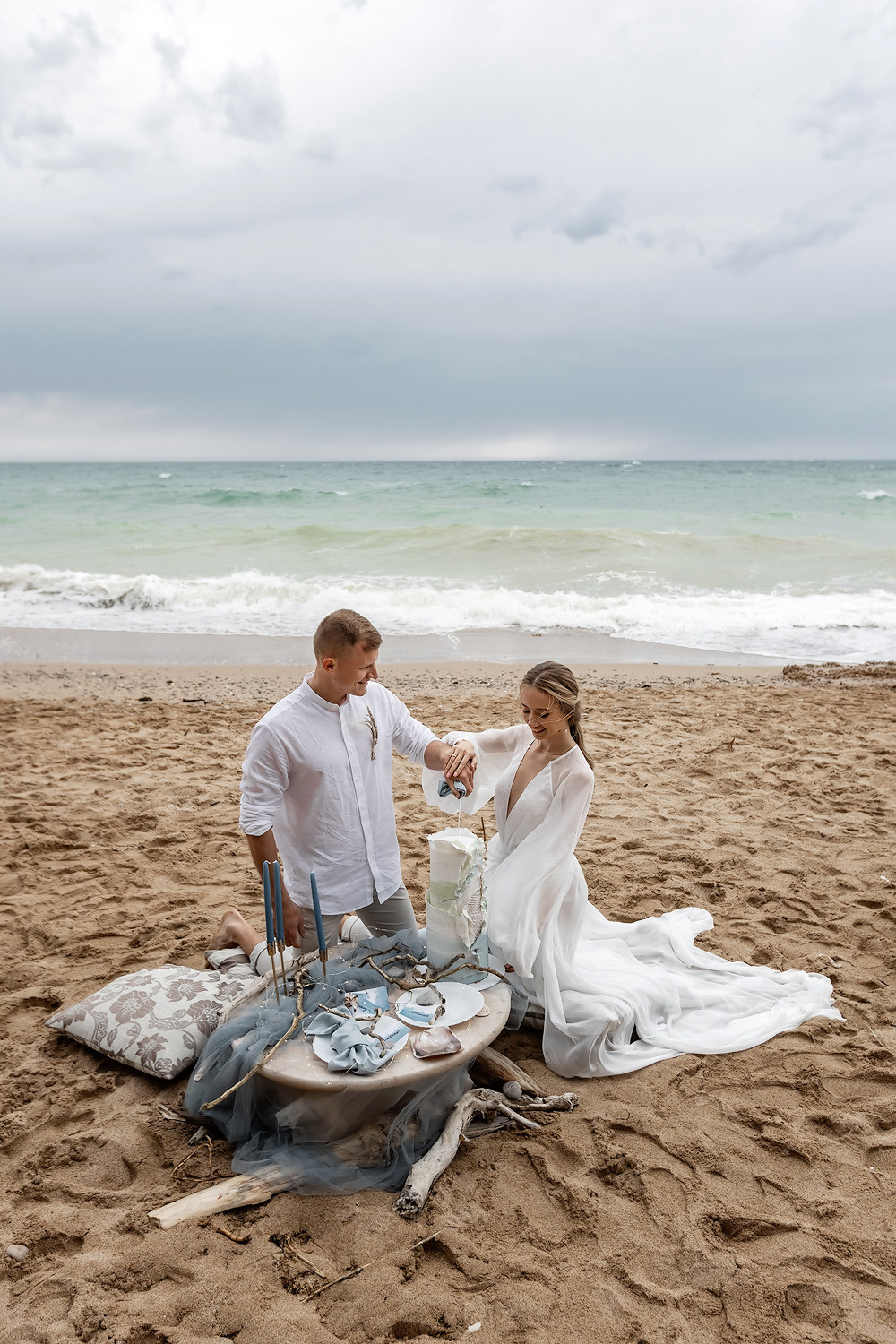 Свадебная выездная церемония и фотосессия на берегу моря. Свадебный фотограф, фотосъемка в Крыму, Севастополе, Симферополе, Ялте