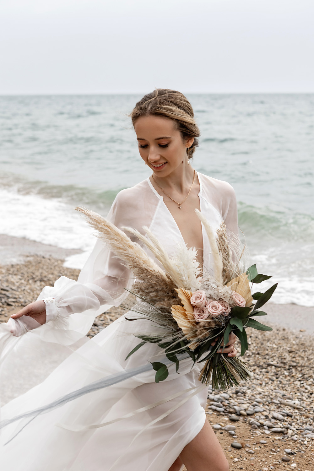 Свадебная выездная церемония и фотосессия на берегу моря. Свадебный фотограф, фотосъемка в Крыму, Севастополе, Симферополе, Ялте