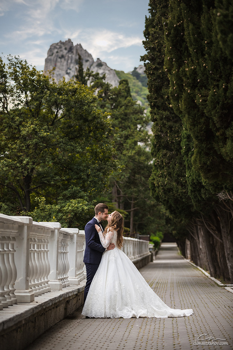 Свадебная фотосессия Ромы и Даши в глицинии. Свадебный фотограф, фотосъемка в Крыму, Севастополе, Симферополе, Ялте