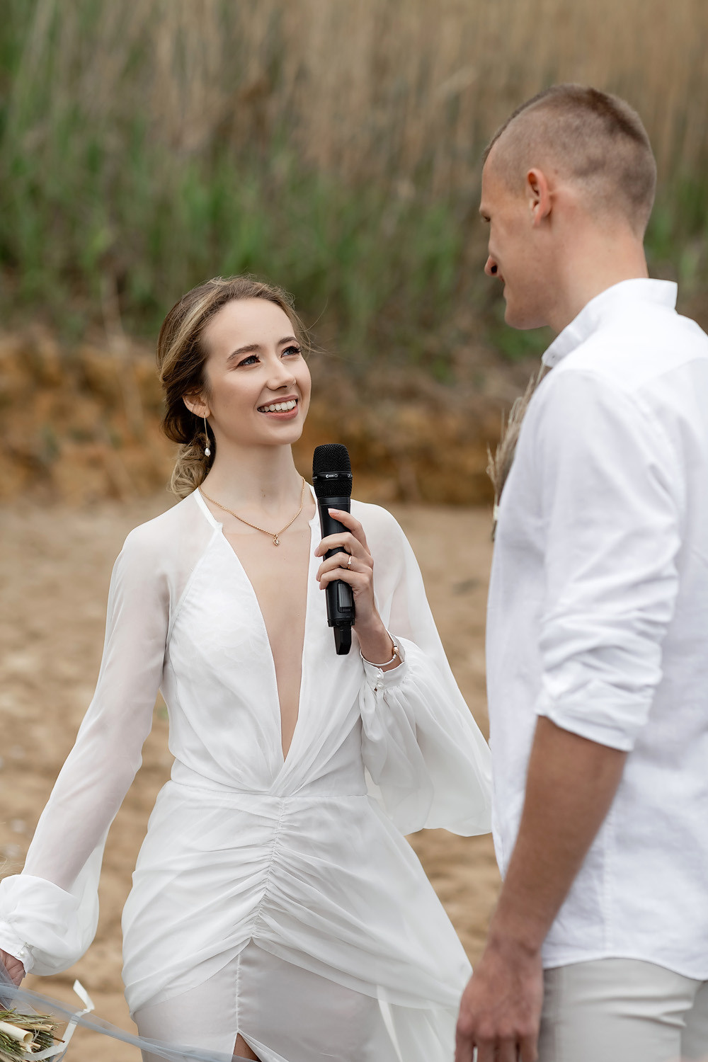 Свадебная выездная церемония и фотосессия на берегу моря. Свадебный фотограф, фотосъемка в Крыму, Севастополе, Симферополе, Ялте
