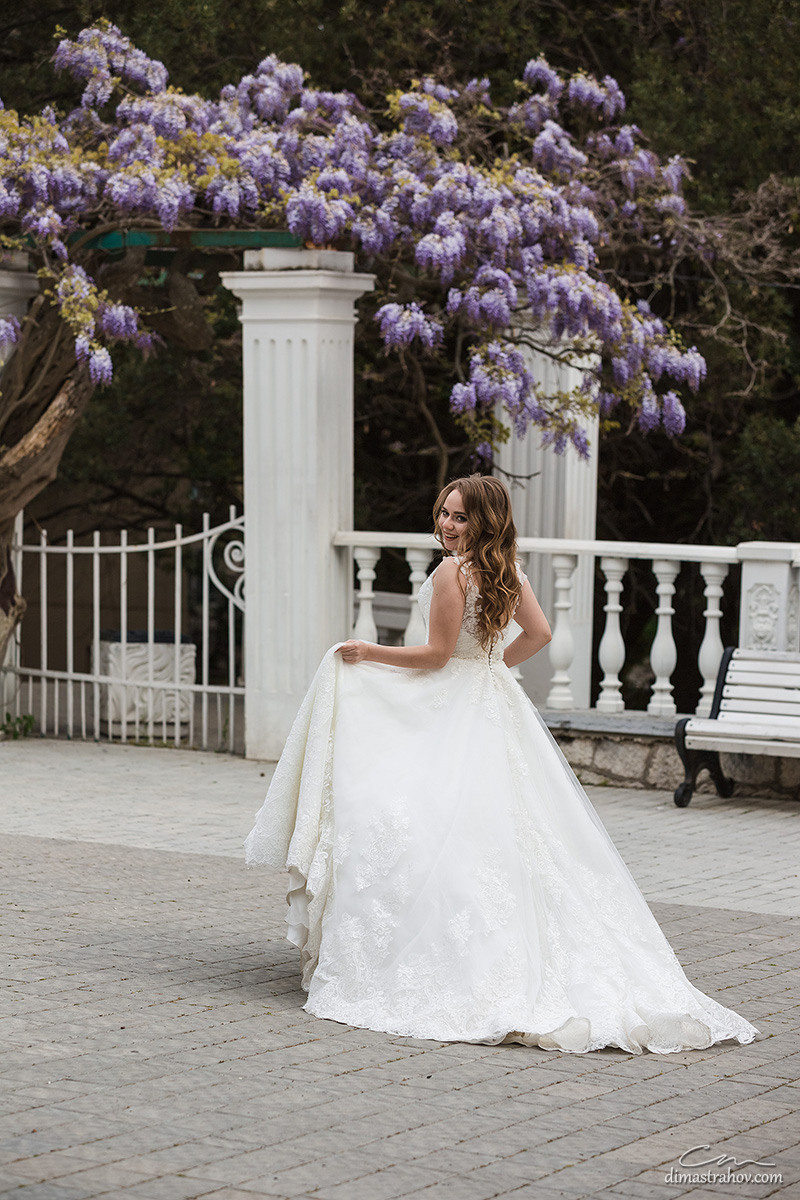Свадебная фотосессия Ромы и Даши в глицинии. Свадебный фотограф, фотосъемка в Крыму, Севастополе, Симферополе, Ялте