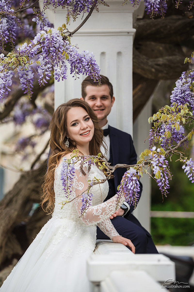 Свадебная фотосессия Ромы и Даши в глицинии. Свадебный фотограф, фотосъемка в Крыму, Севастополе, Симферополе, Ялте