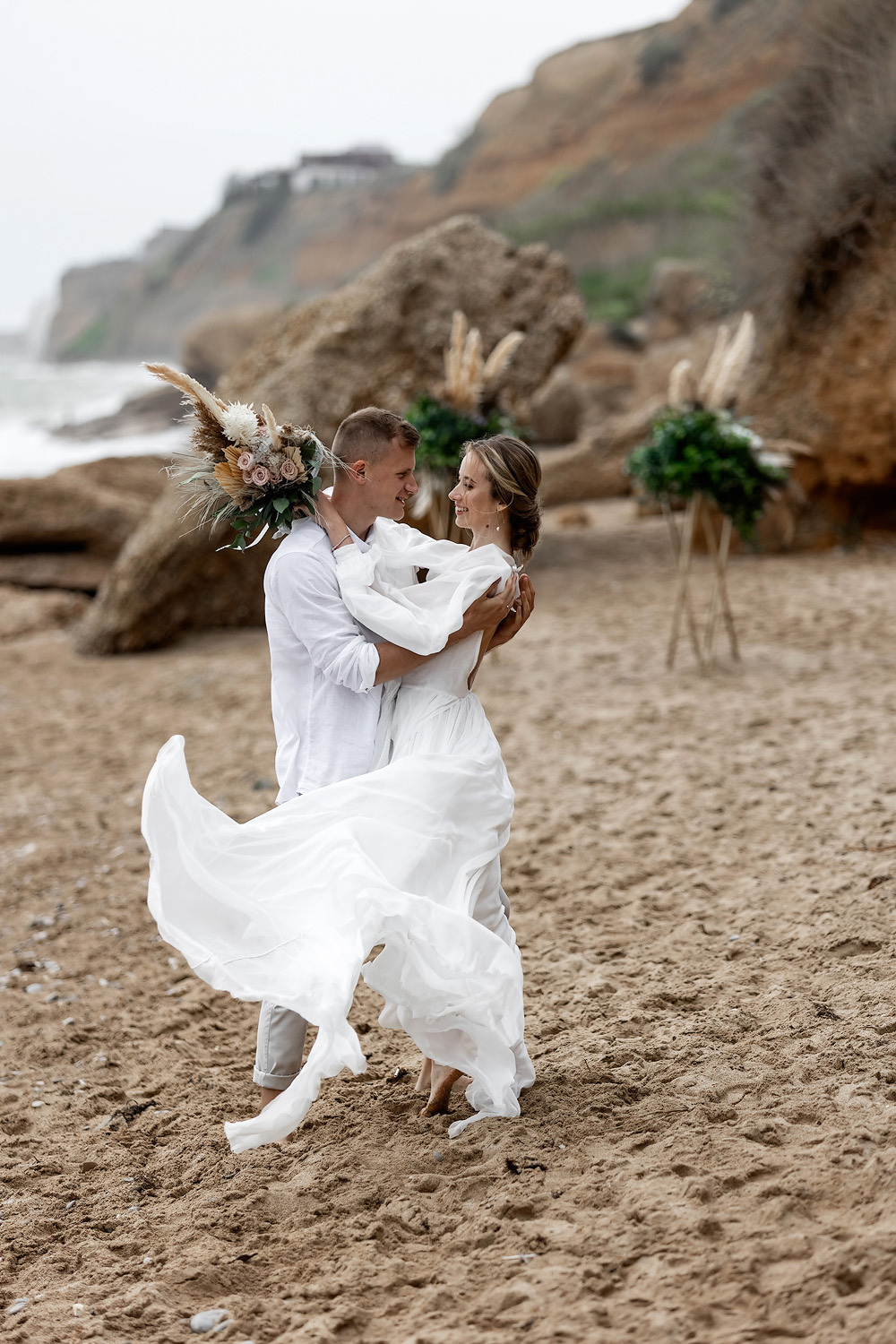 Свадебная выездная церемония и фотосессия на берегу моря. Свадебный фотограф, фотосъемка в Крыму, Севастополе, Симферополе, Ялте