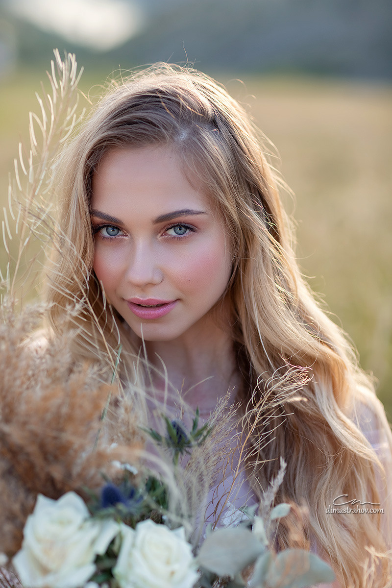 Свадебная фотосессия в Балаклаве с лошадью на природе. Свадебный фотограф, фотосъемка в Крыму, Севастополе, Симферополе, Ялте