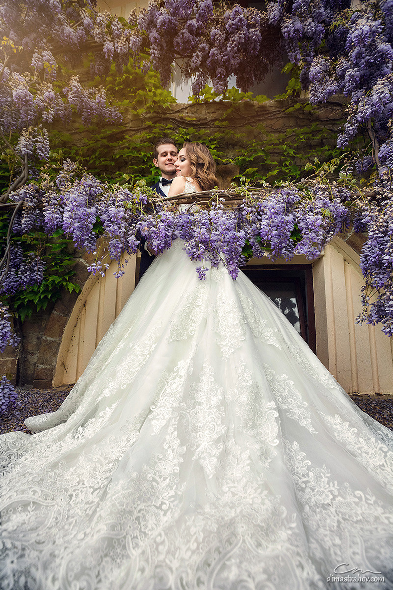 Свадебная фотосессия Ромы и Даши в глицинии. Свадебный фотограф, фотосъемка в Крыму, Севастополе, Симферополе, Ялте