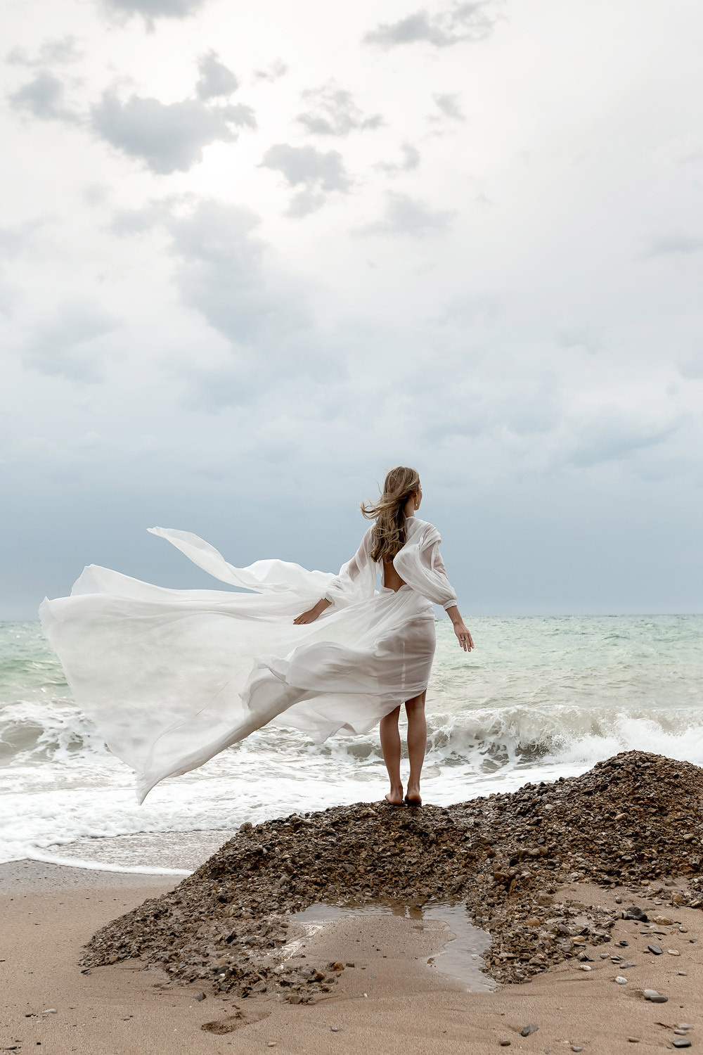 Свадебная выездная церемония и фотосессия на берегу моря. Свадебный фотограф, фотосъемка в Крыму, Севастополе, Симферополе, Ялте