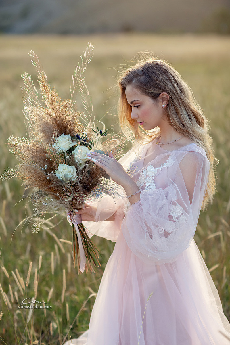 Свадебная фотосессия в Балаклаве с лошадью на природе. Свадебный фотограф, фотосъемка в Крыму, Севастополе, Симферополе, Ялте