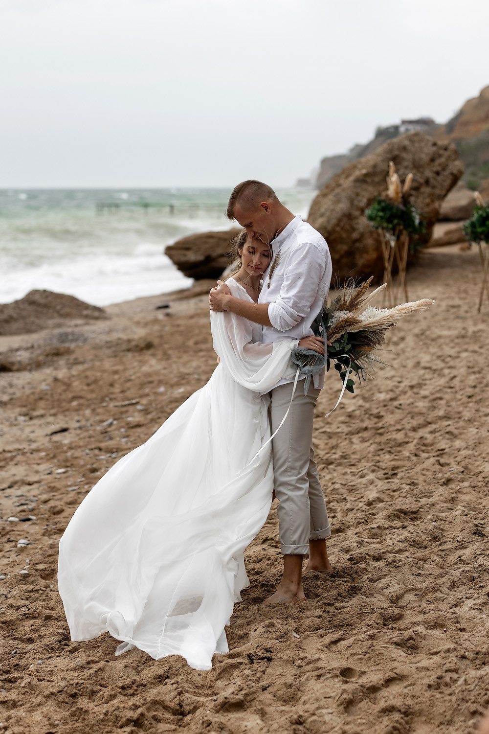 Свадебная выездная церемония и фотосессия на берегу моря. Свадебный фотограф, фотосъемка в Крыму, Севастополе, Симферополе, Ялте