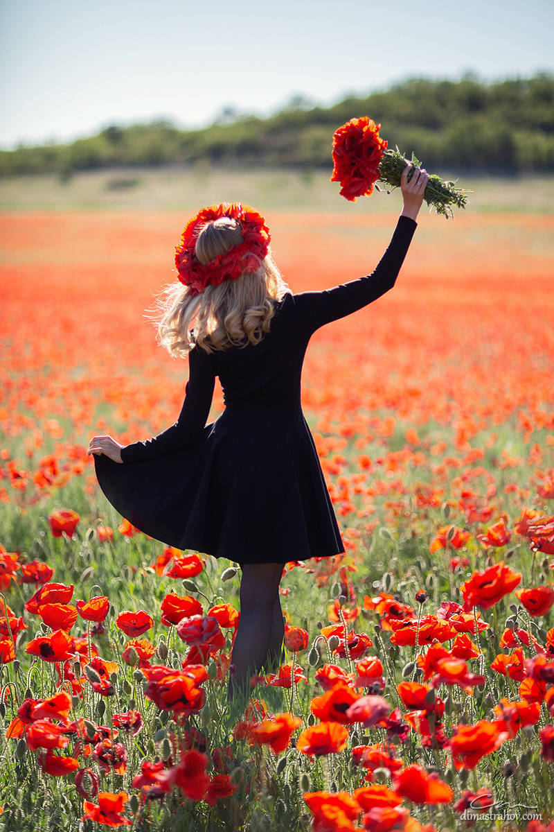 Женская фотосессия в маковом поле. Свадебный фотограф, фотосъемка в Крыму, Севастополе, Симферополе, Ялте