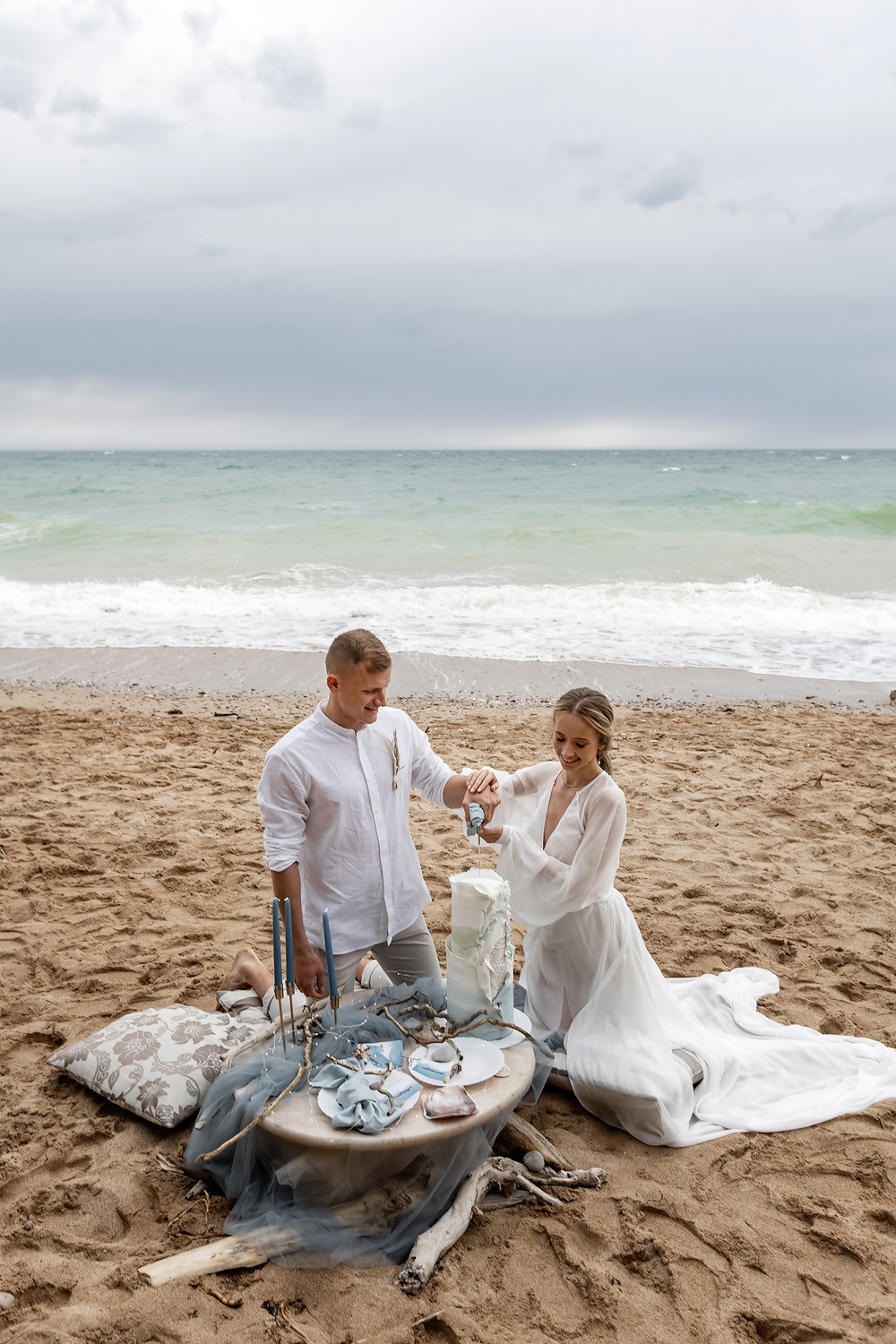 Свадебная выездная церемония и фотосессия на берегу моря. Свадебный фотограф, фотосъемка в Крыму, Севастополе, Симферополе, Ялте