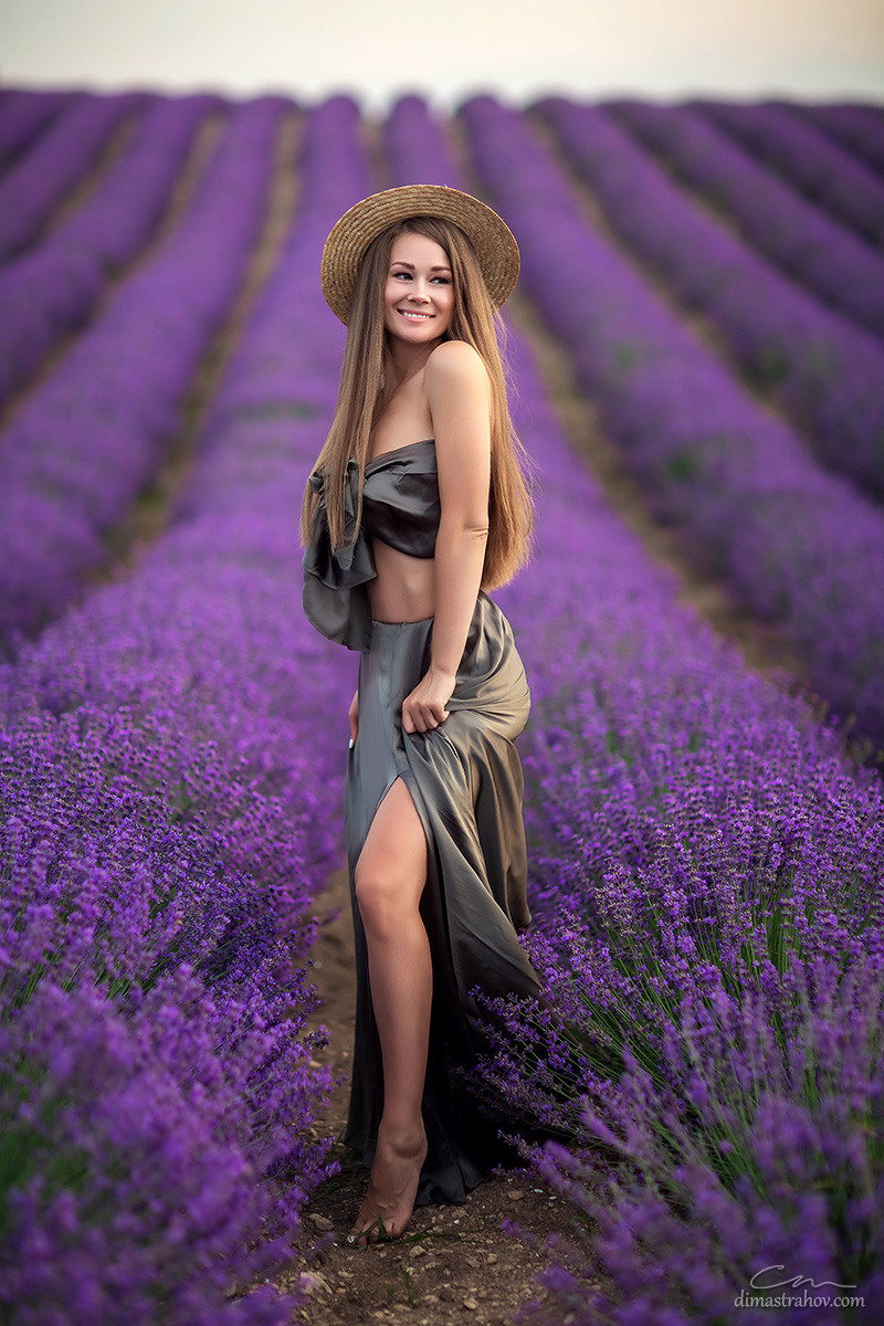 Юля в лавандовом поле. Женская фотосессия. Свадебный фотограф, фотосъемка в Крыму, Севастополе, Симферополе, Ялте