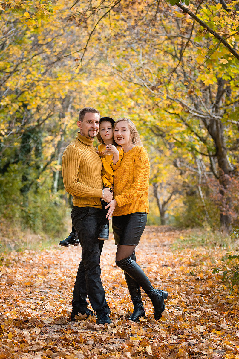 Осенняя семейная фотосессия в лесу, в Севастополе. Свадебный фотограф, фотосъемка в Крыму, Севастополе, Симферополе, Ялте