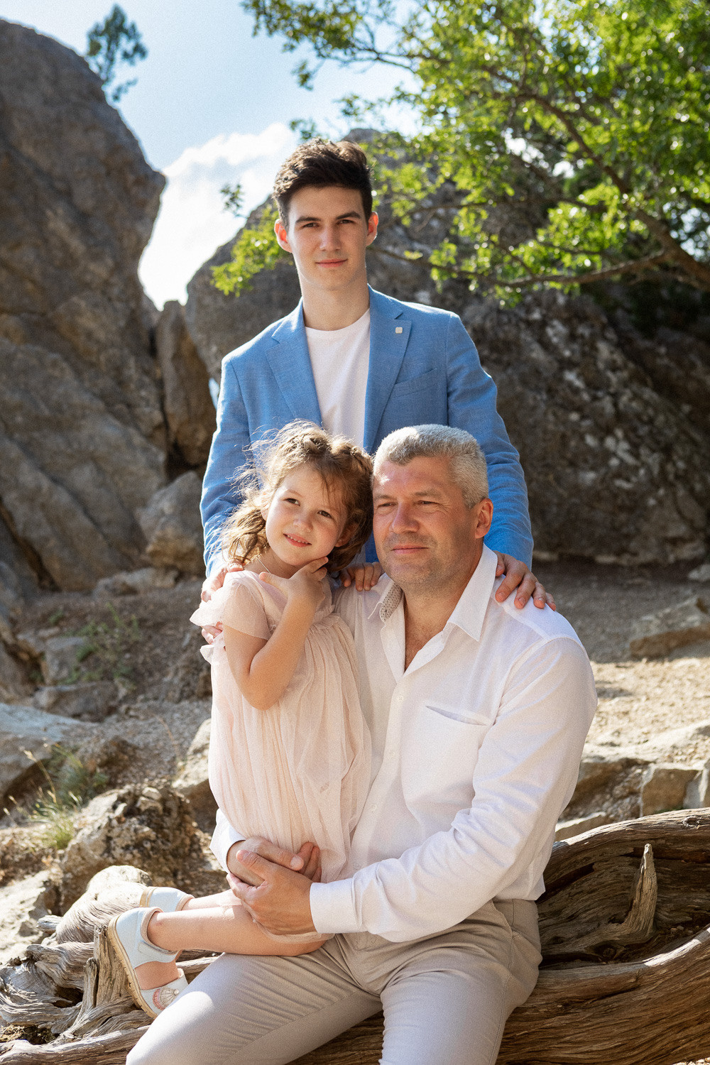 Семейная фотосессия в Симеизе на горе Кошка и на пляже у моря. Свадебный фотограф, фотосъемка в Крыму, Севастополе, Симферополе, Ялте