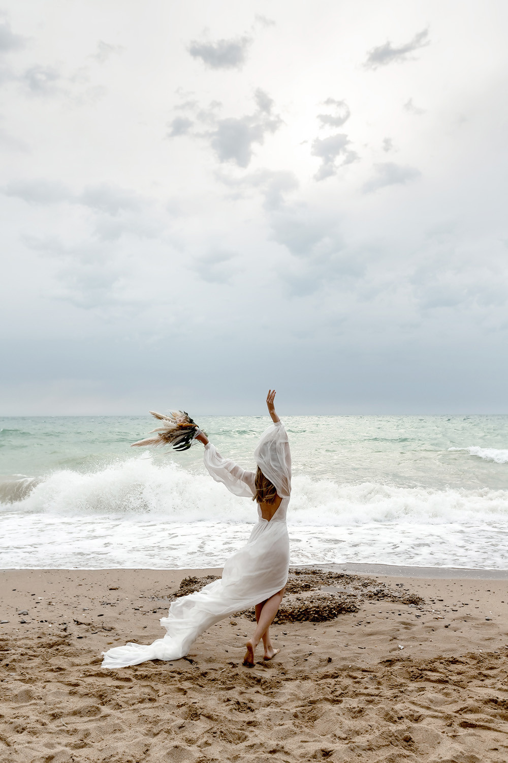 Свадебная выездная церемония и фотосессия на берегу моря. Свадебный фотограф, фотосъемка в Крыму, Севастополе, Симферополе, Ялте