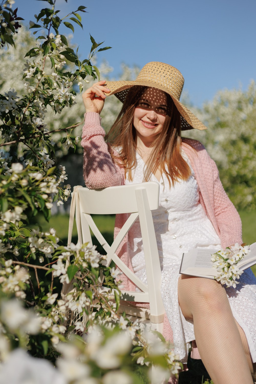 Фотосессия в цветущих яблонях. Семейный фотограф г. Тюмень