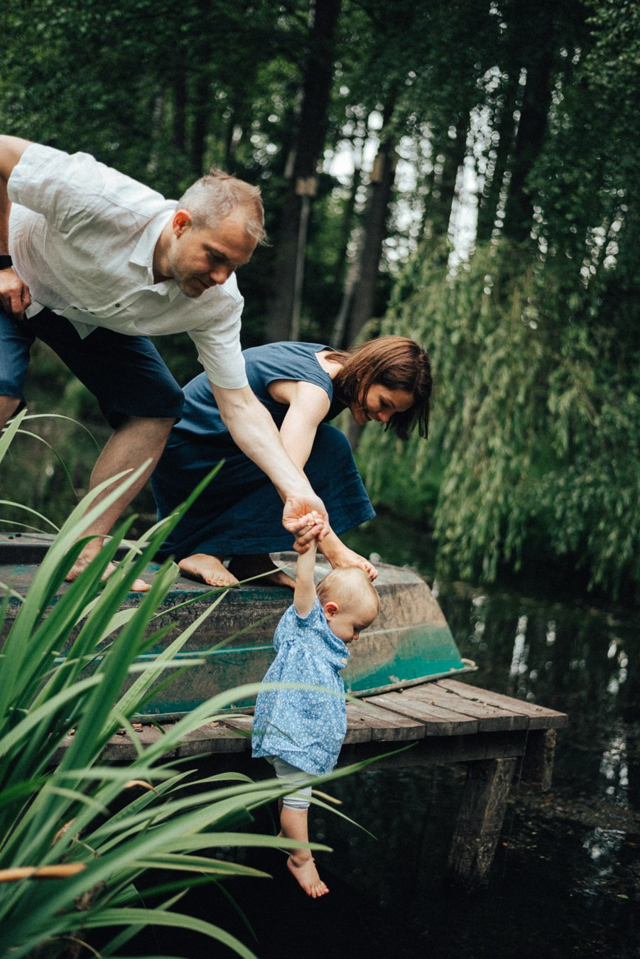 Коля, Ксюша, Саша, Андрей, Кира и бабушки | на даче